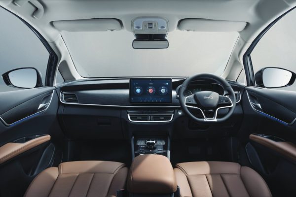 BYD M6